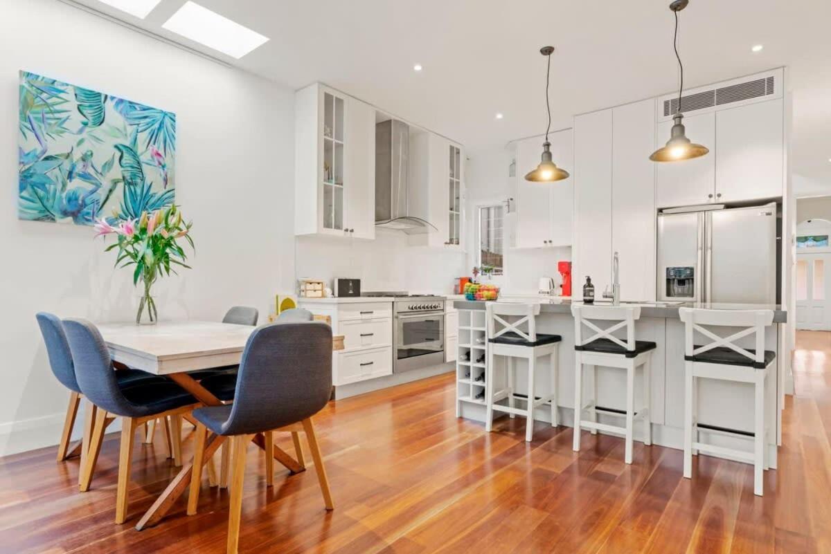 Bright Home In Trendy Newtown Close To The Park シドニー エクステリア 写真